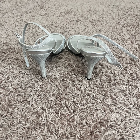 Silver heels - Picture 4 of 6